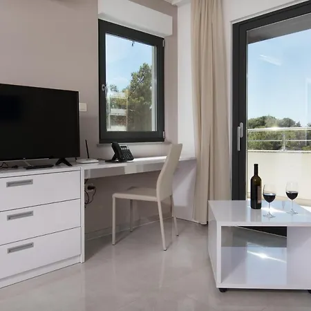 Punta Blu - Pool & 4* Премантура